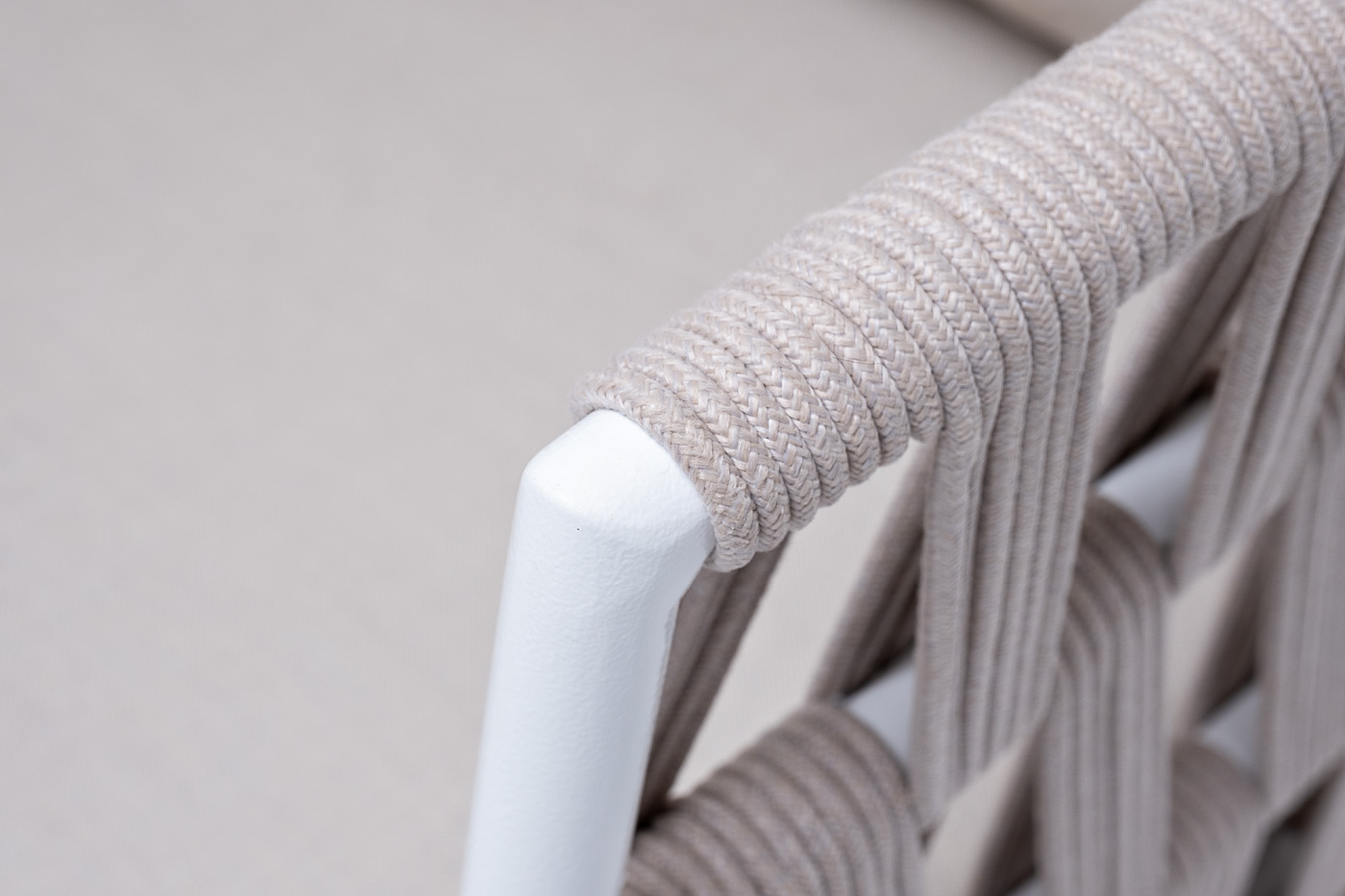Диего кресло плетеное из роупа, основание дуб, каркас алюминий светло-серый (RAL7035) шагрень, роуп бежевый круглый, ткань бежевая 15052 фото 5