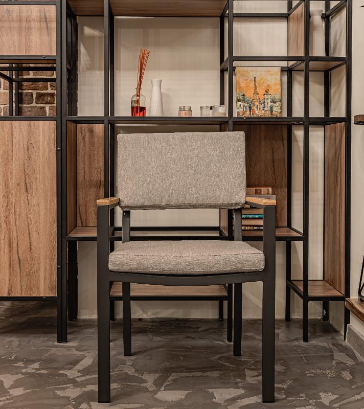 Обеденное кресло Oscar Royal Family из алюминия с подлокотниками из тика фото 3