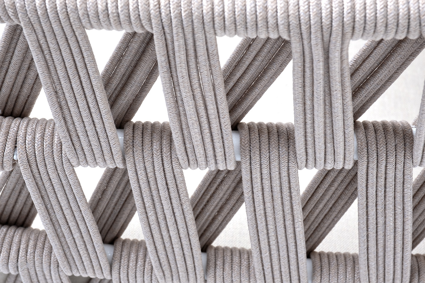 Диего кресло плетеное из роупа, основание дуб, каркас алюминий светло-серый (RAL7035) шагрень, роуп бежевый круглый, ткань бежевая 15052 фото 6