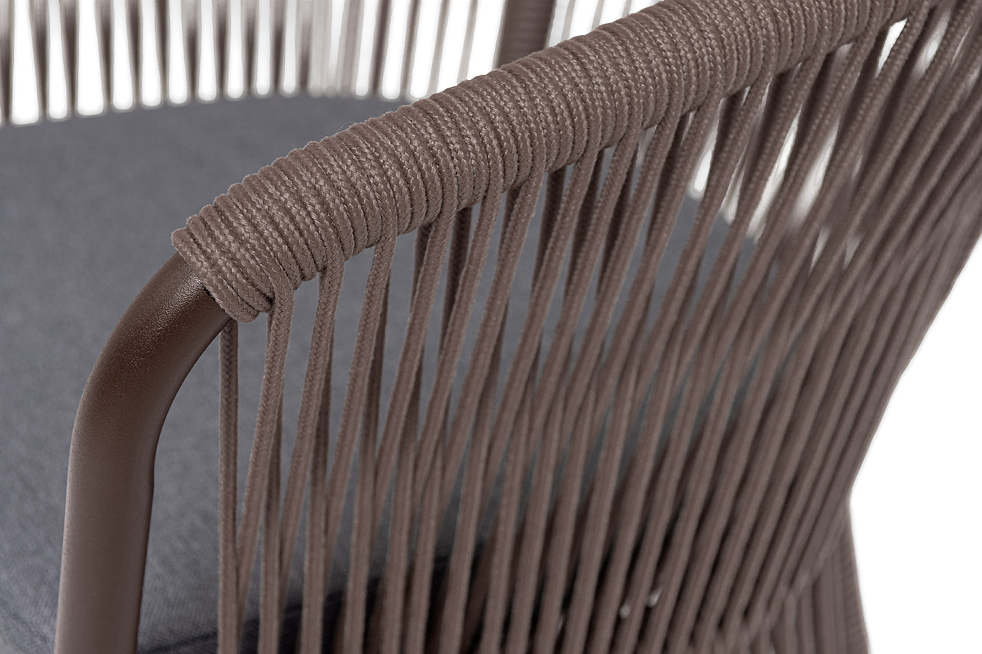Романо стул плетеный из роупа, каркас алюминий коричневый (RAL8016) муар, роуп коричневый круглый, ткань темно-серая 027 фото 6
