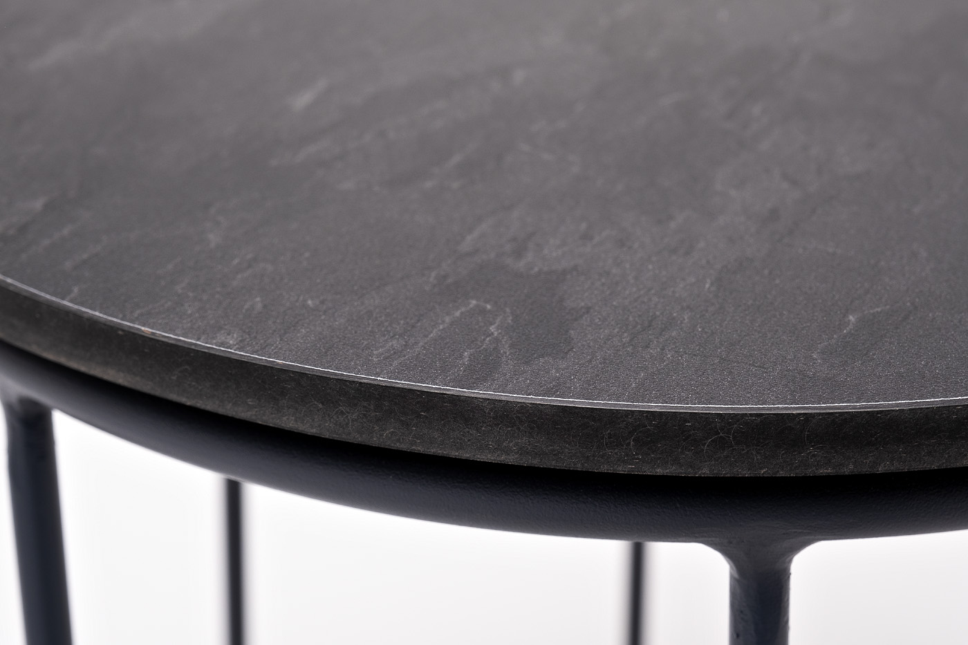 Эквадор журнальный стол из HPL круглый Ø40 H55, каркас из алюминия темно-серый (RAL 7024) муар, цвет столешницы серый гранит фото 3
