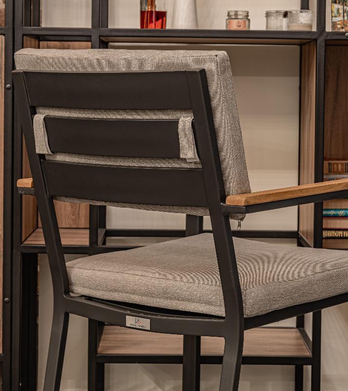 Обеденное кресло Oscar Royal Family из алюминия с подлокотниками из тика фото 4