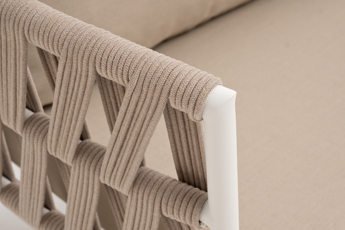 Диего диван 2-местный плетеный из роупа, каркас алюминий белый муар, роуп бежевый круглый, ткань бежевая 052 фото 5