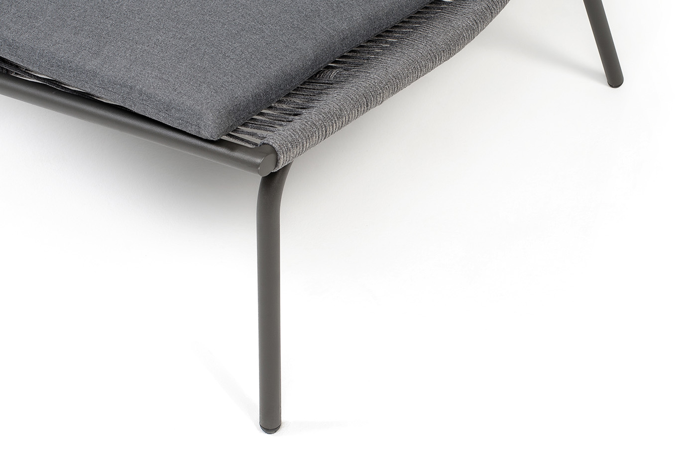 Авиньон кресло плетеное из роупа, каркас алюминий серый (RAL7022) муар, роуп серый круглый, ткань темно-серая 027 фото 6