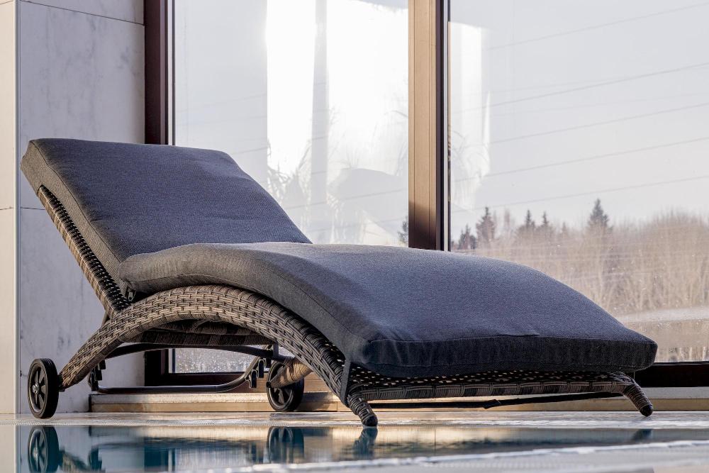 Шезлонг Agata Royal Family из искусственного ротанга с матрасом, цвет серый фото 2