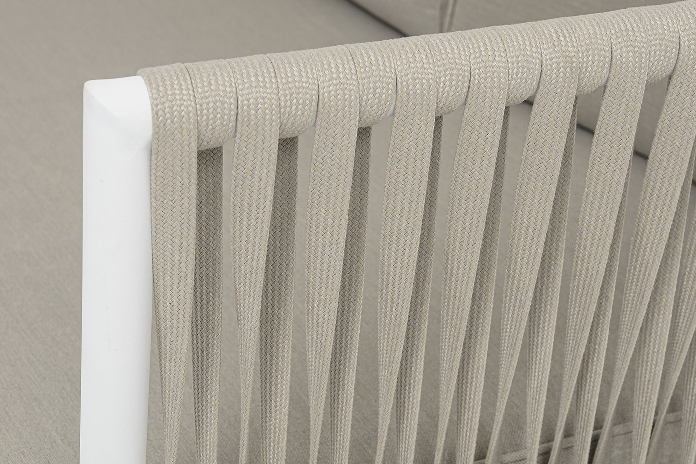 Касабланка диван 3-местный плетеный из роупа, каркас алюминий белый муар, роуп бежевый 20мм, ткань бежевая 052 фото 5