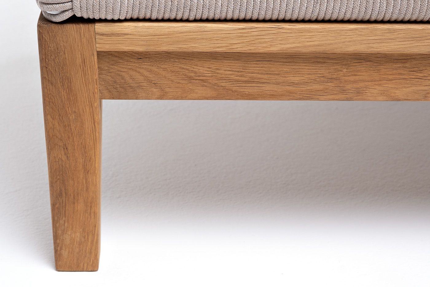 Диего кресло плетеное из роупа, основание дуб, каркас алюминий светло-серый (RAL7035) шагрень, роуп бежевый круглый, ткань бежевая 15052 фото 7