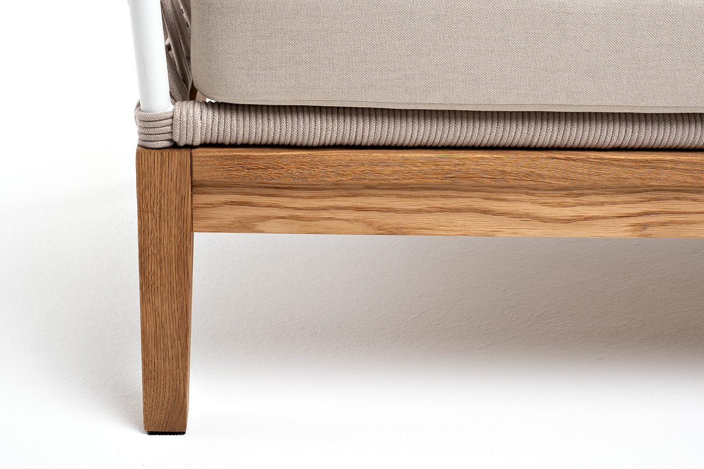 Диего диван 2-местный плетеный из роупа, основание дуб, каркас алюминий светло-серый (RAL7035) шагрень, роуп бежевый круглый, ткань бежевая 15052 фото 4