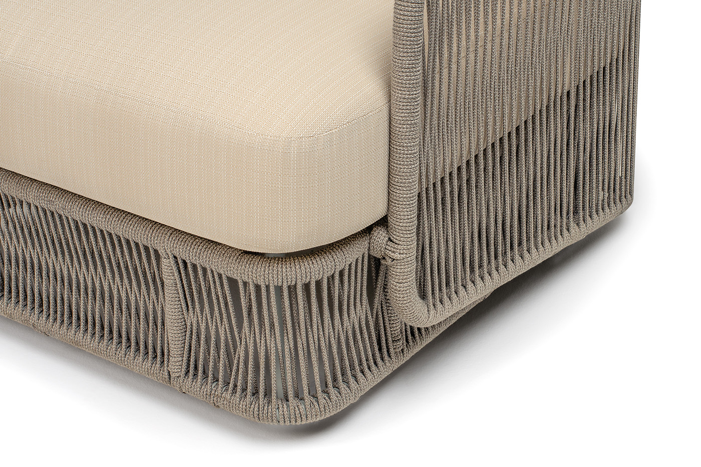 Альбано кресло плетеное из роупа, каркас алюминий светло-серый (RAL7035) муар, роуп серый меланж круглый, ткань Mossle светло-бежевая фото 4