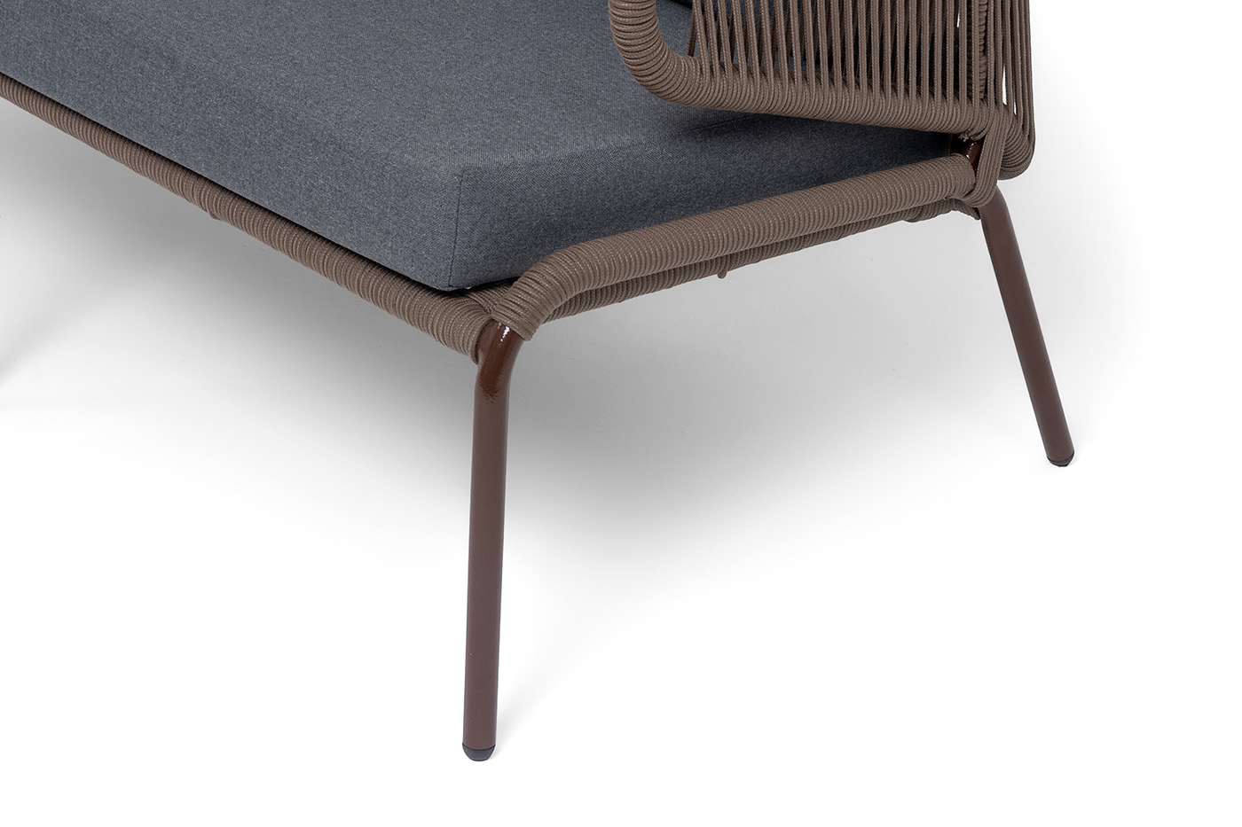 Милан диван 2-местный плетеный из роупа, каркас алюминий коричневый (RAL8016) муар, роуп коричневый круглый, ткань темно-серая 027 фото 3