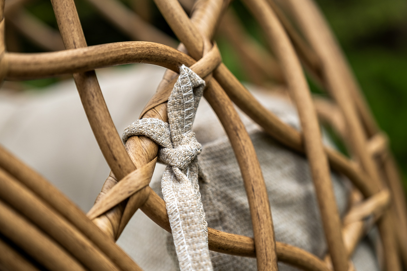 Венеция подвесное кресло-кокон из искусственного ротанга, цвет соломенный с бежевой подушкой фото 7