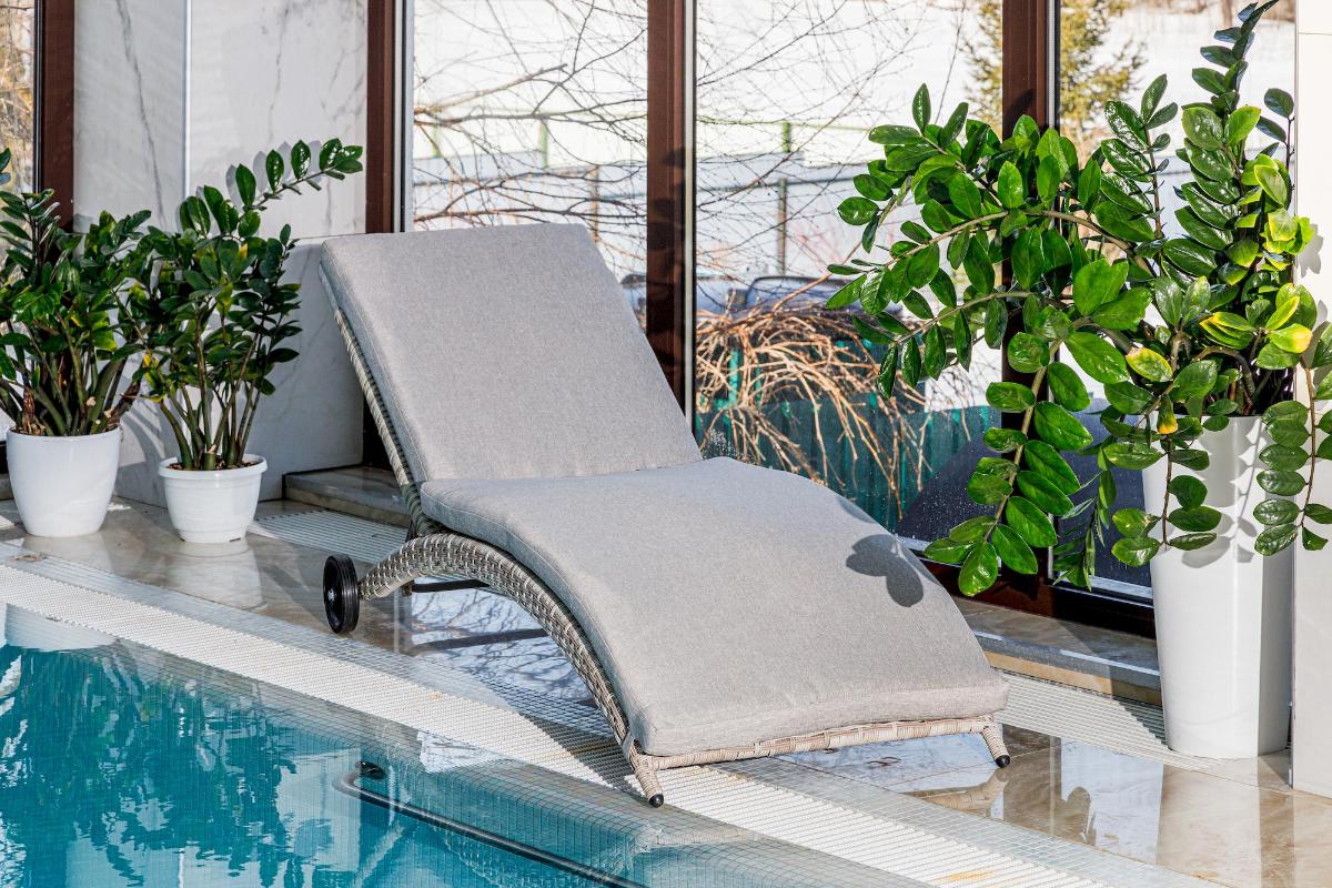 Шезлонг Agata Royal Family из искусственного ротанга с матрасом, цвет бежевый фото 1