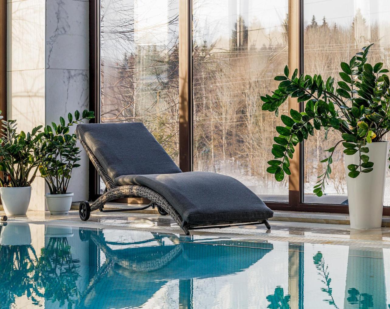 Шезлонг Agata Royal Family из искусственного ротанга с матрасом, цвет серый фото 1