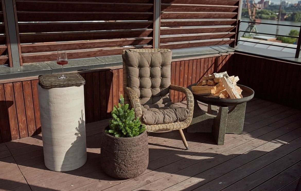 Крытая терраса с садовой мебелью и костровой чашей