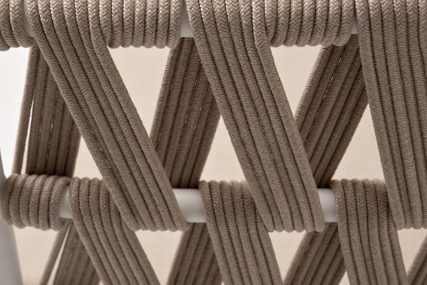 Диего диван 2-местный плетеный из роупа, основание дуб, каркас алюминий светло-серый (RAL7035) шагрень, роуп бежевый круглый, ткань бежевая 15052 фото 7