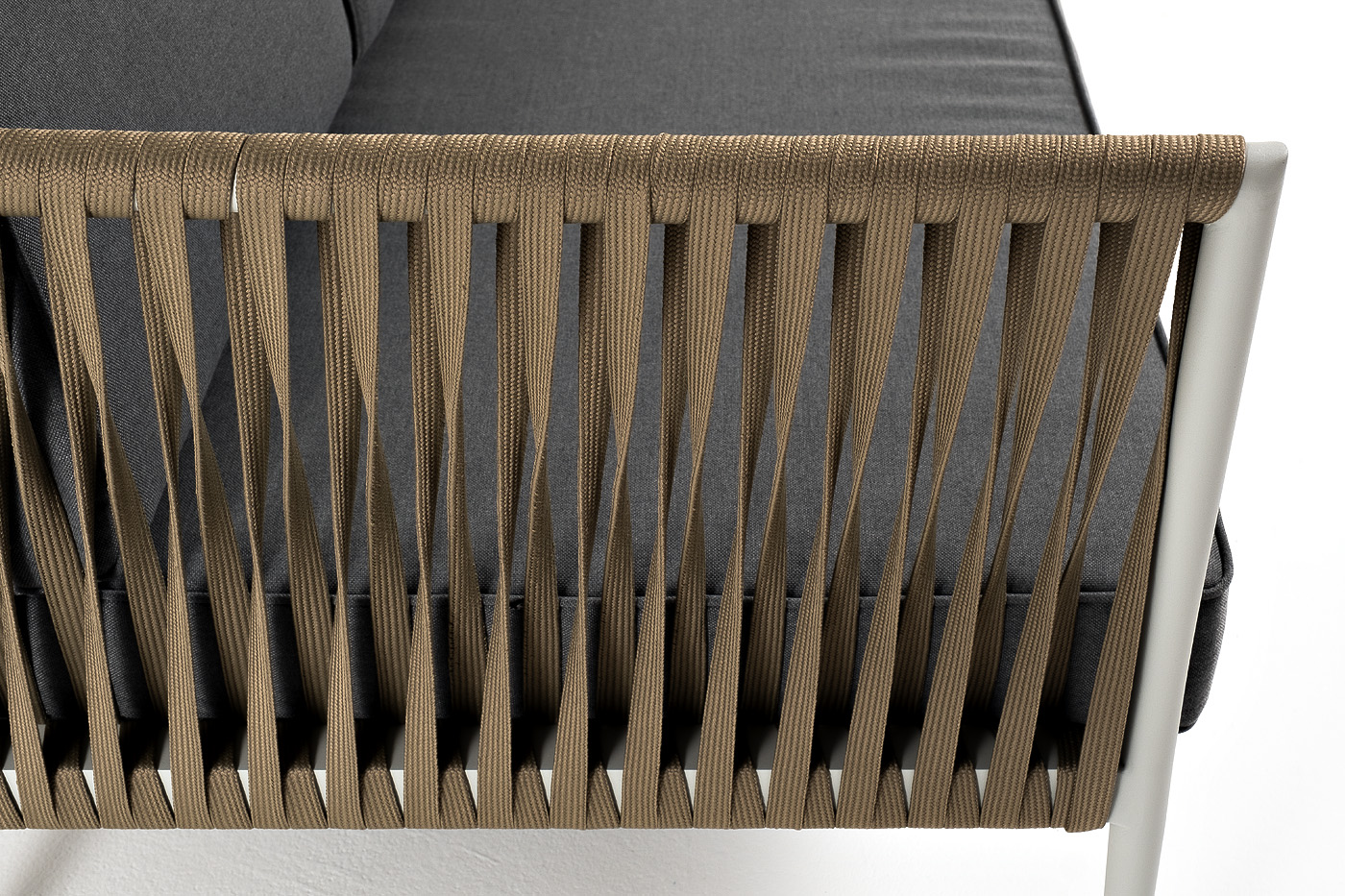 Касабланка диван 3-местный плетеный из роупа, каркас алюминий светло-серый (RAL7035) муар, роуп серо-коричневый 23мм, ткань серая 017 фото 5
