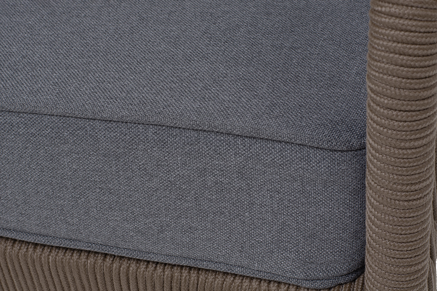 Канны диван 3-местный плетеный из роупа, каркас алюминий темно-серый (RAL7024) шагрень, роуп темно-серый круглый, ткань темно-серая 019 фото 6