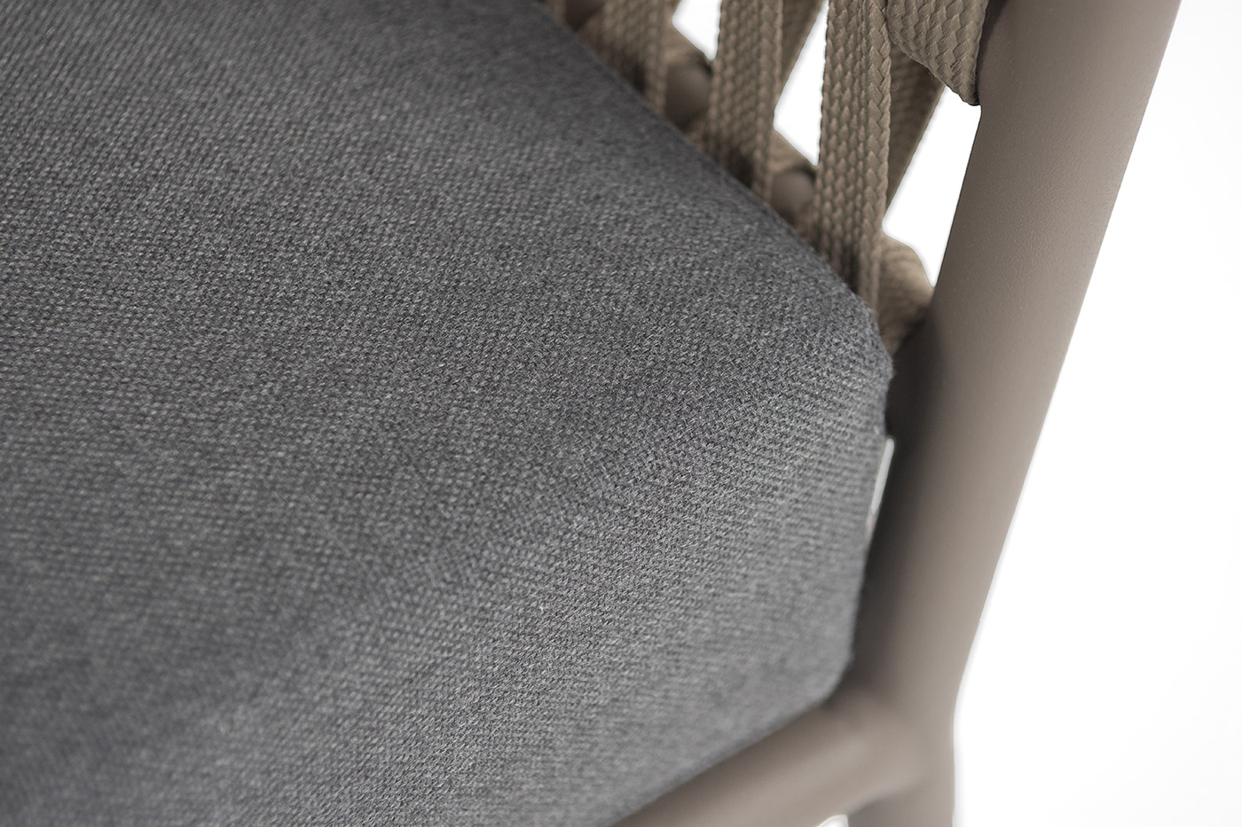 Комо диван 2-местный плетеный из роупа, каркас алюминий бежево-серый (RAL7006) муар, роуп серо-коричневый 23мм, ткань темно-серая 027 фото 7