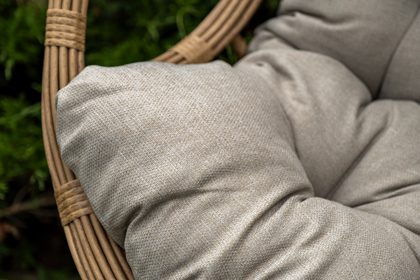 Венеция подвесное кресло-кокон из искусственного ротанга, цвет соломенный с бежевой подушкой фото 5