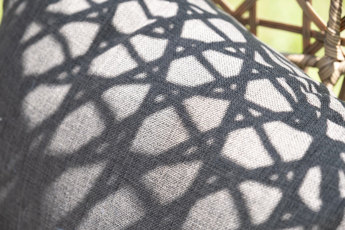 Флоренция подвесное кресло-кокон из искусственного ротанга, цвет соломенный с серой подушкой фото 4