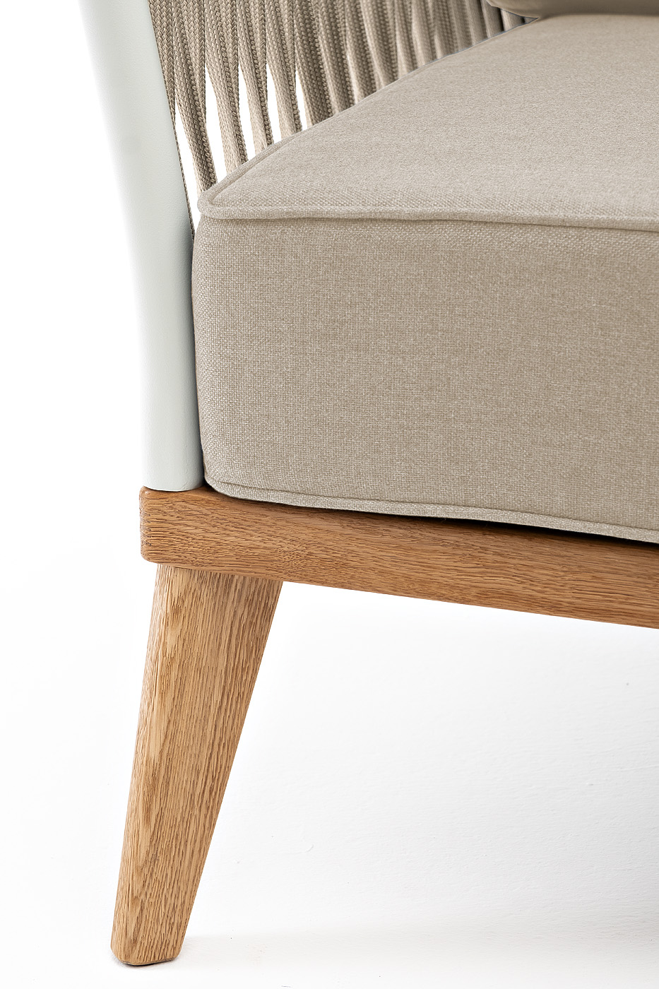 Касабланка кресло плетеное из роупа, основание дуб, каркас алюминий светло-серый (RAL7035) муар, роуп серо-коричневый 23мм, ткань бежевая 15052 фото 4