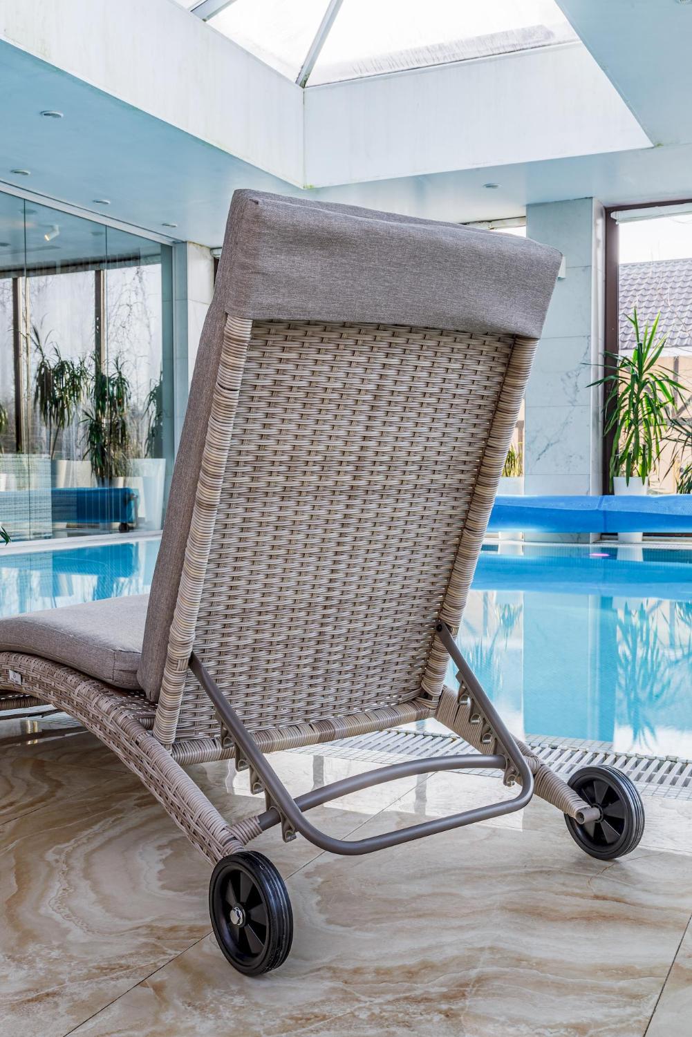 Шезлонг Agata Royal Family из искусственного ротанга с матрасом, цвет бежевый фото 7