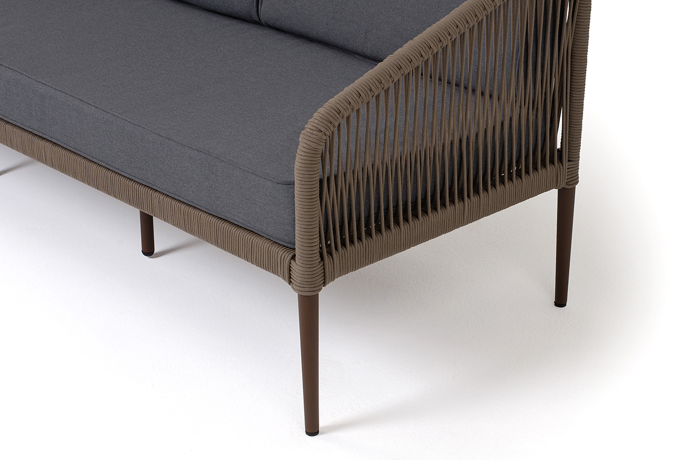 Канны диван 3-местный плетеный из роупа, каркас алюминий темно-серый (RAL7024) шагрень, роуп темно-серый круглый, ткань темно-серая 019 фото 4