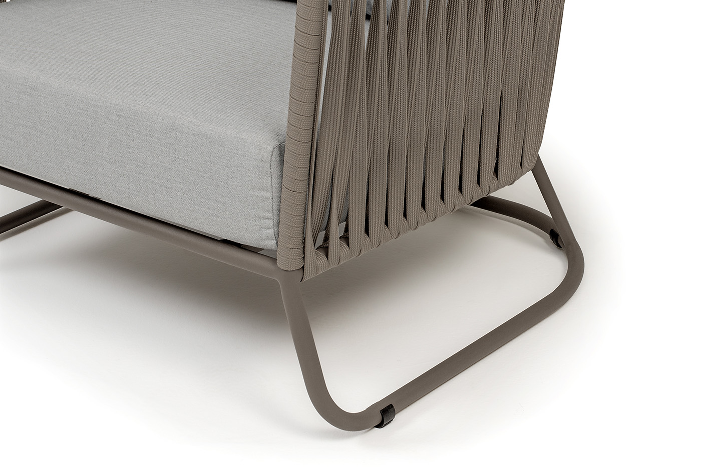 Багамы кресло плетеное из роупа, каркас алюминий бежево-серый (RAL7006) муар, роуп серо-коричневый 23мм, ткань светло-серая фото 6