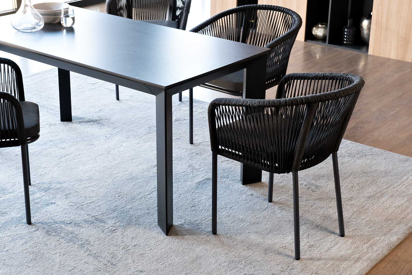 Венето обеденная группа на 4 персоны со стульями Марсель, каркас темно-серый, роуп темно-серый фото 3