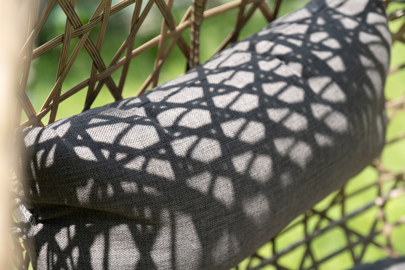 Флоренция подвесное кресло-кокон из искусственного ротанга, цвет соломенный с серой подушкой фото 7