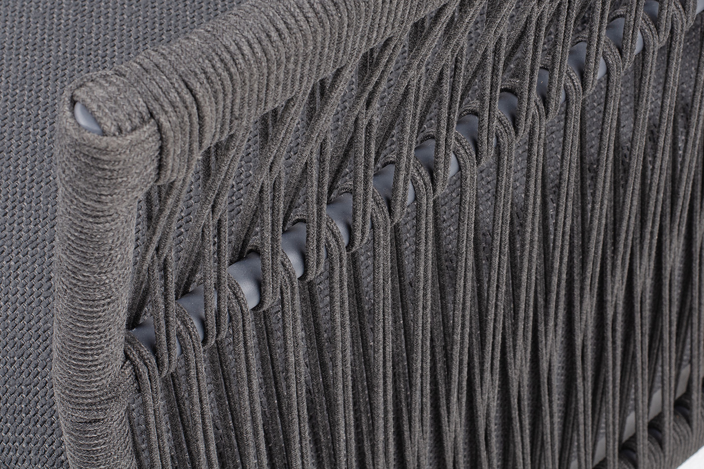 Лугано кресло плетеное из роупа, каркас алюминий темно-серый (RAL7024) муар, роуп темно-серый круглый, ткань темно-серая YB25-0027 фото 5