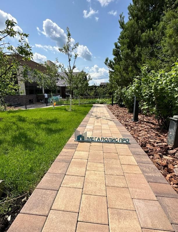 Садовая дорожка с окантовкой из тротуарной плитки Браер