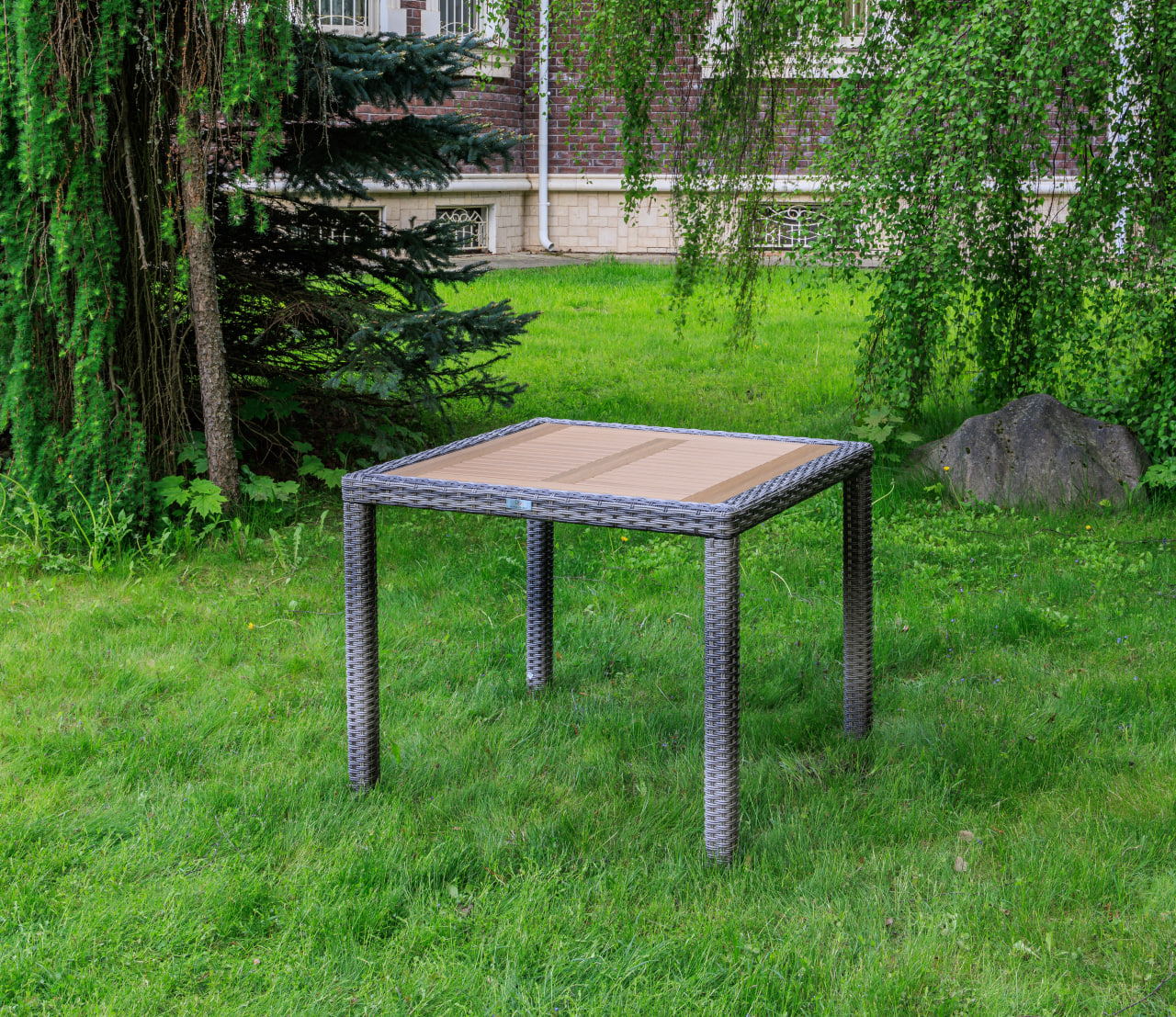 Обеденный стол Amelia Royal Family из искусственного ротанга 90 см, цвет серый фото 1