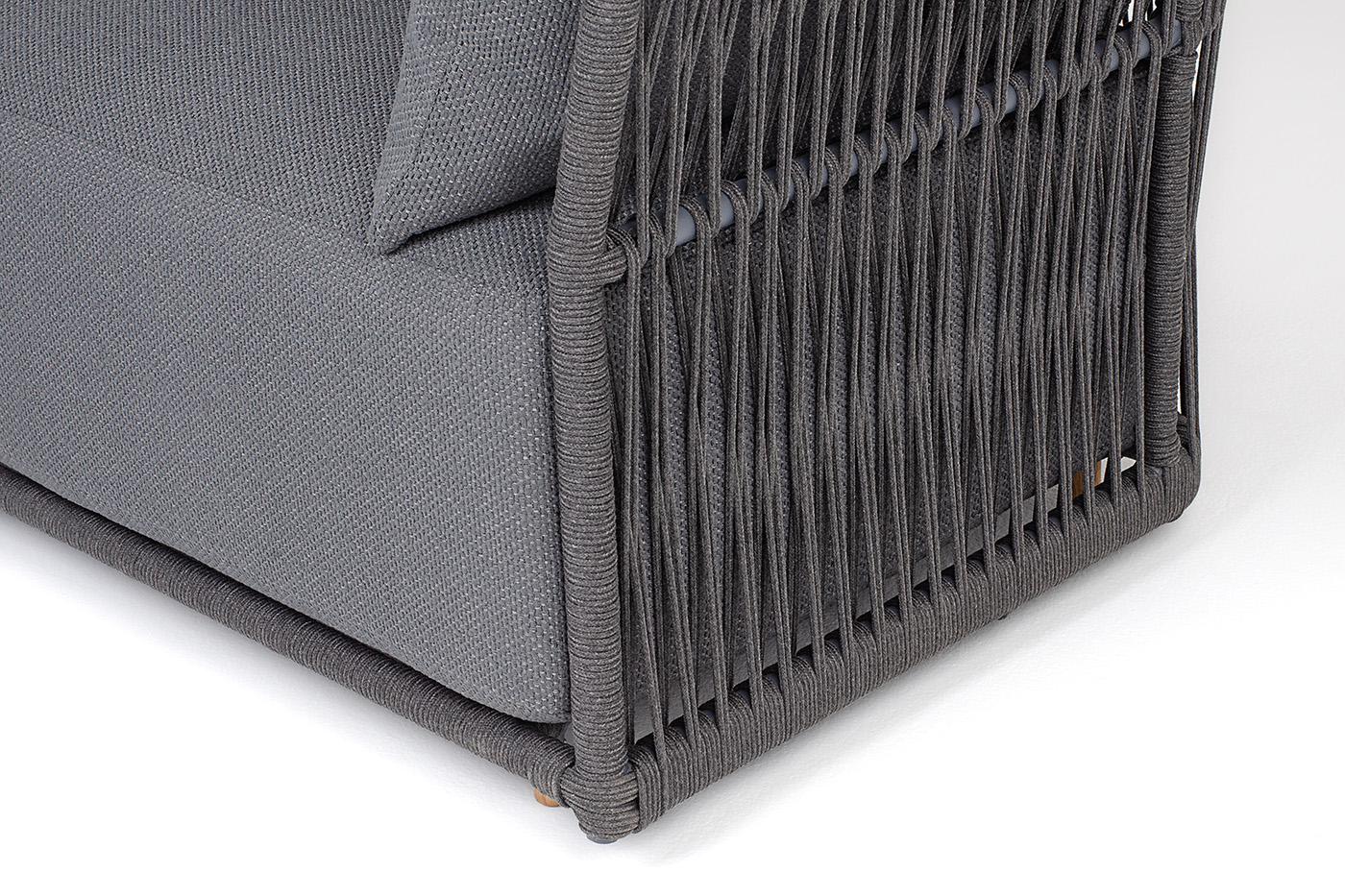 Лугано диван 3-местный плетеный из роупа, каркас алюминий темно-серый (RAL7024) муар, роуп темно-серый круглый, ткань темно-серая YB25-0027 фото 4