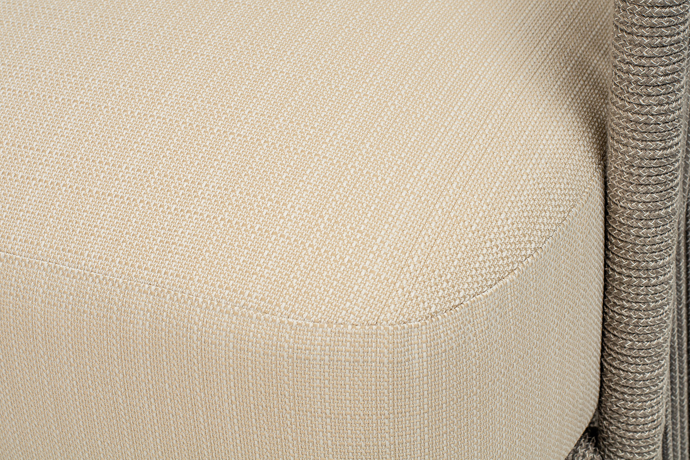 Альбано кресло плетеное из роупа, каркас алюминий светло-серый (RAL7035) муар, роуп серый меланж круглый, ткань Mossle светло-бежевая фото 6