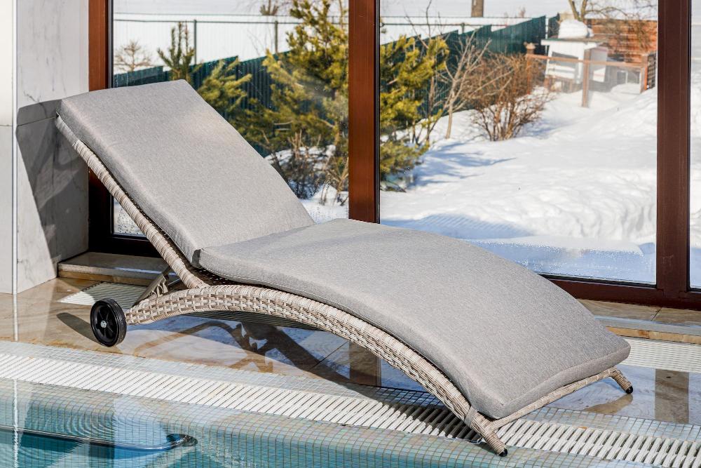 Шезлонг Agata Royal Family из искусственного ротанга с матрасом, цвет бежевый фото 2