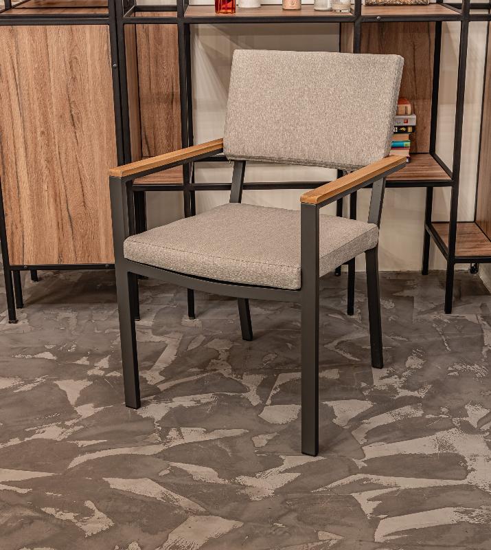 Обеденное кресло Oscar Royal Family из алюминия с подлокотниками из тика фото 1