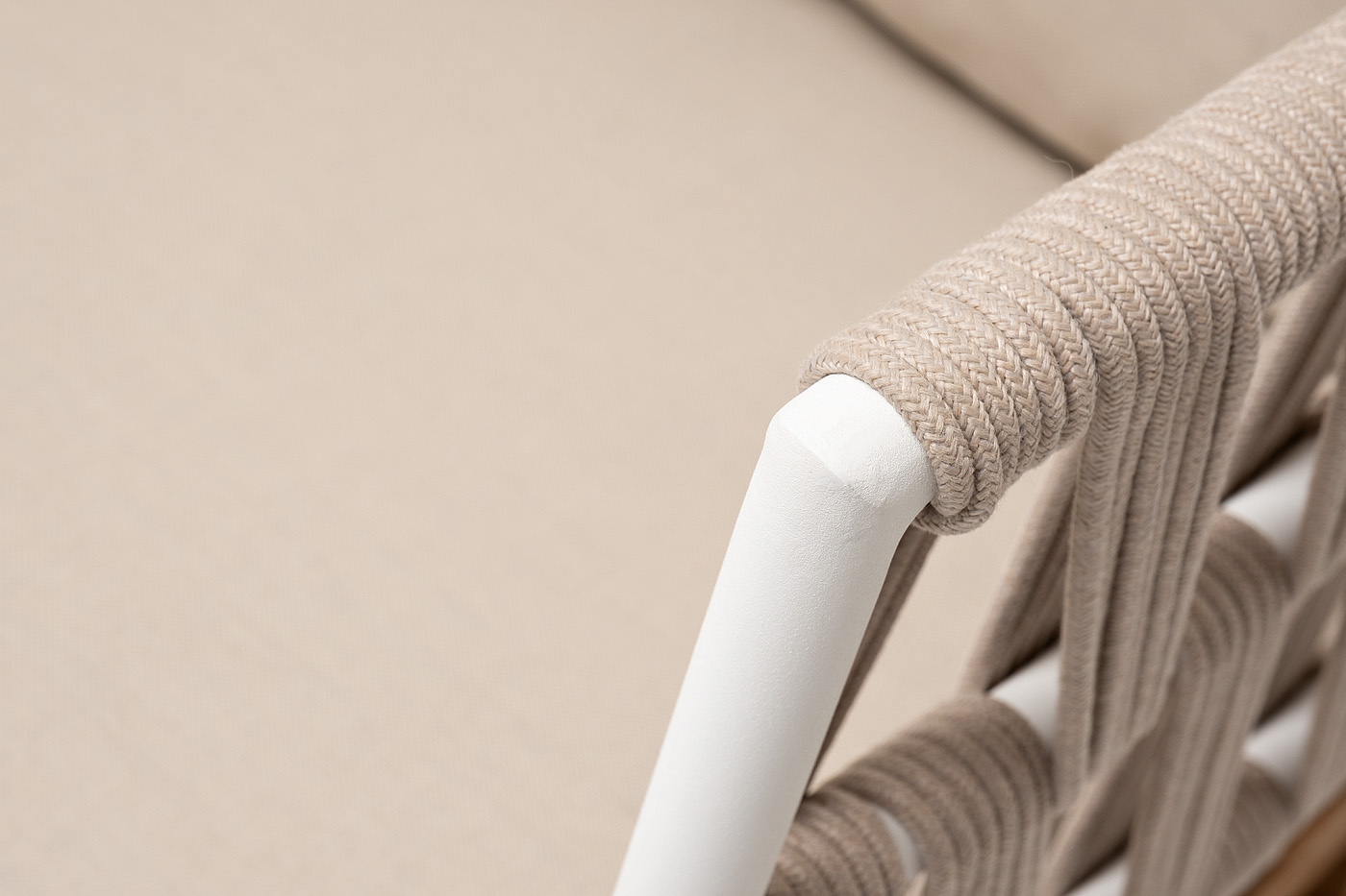 Диего диван 2-местный плетеный из роупа, основание дуб, каркас алюминий светло-серый (RAL7035) шагрень, роуп бежевый круглый, ткань бежевая 15052 фото 6