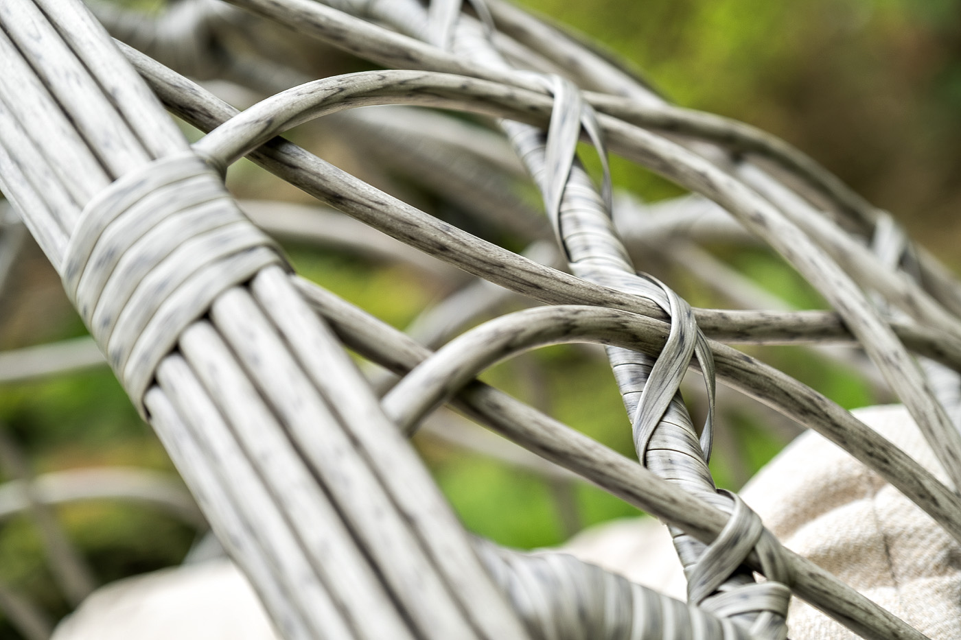 Венеция подвесное кресло-кокон из искусственного ротанга, цвет серый с бежевой подушкой фото 7