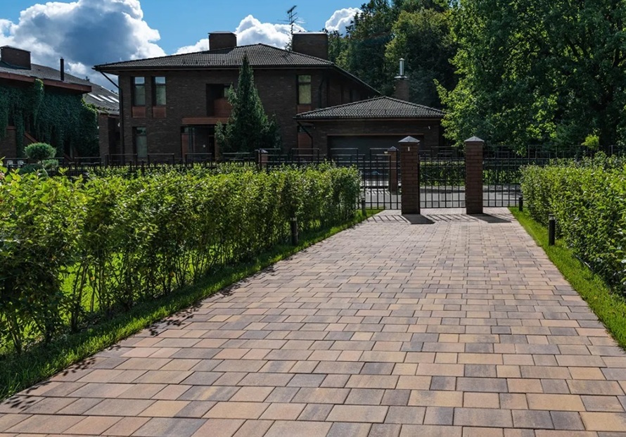 Многообразие расцветок и форматов бетонной тротуарной плитки