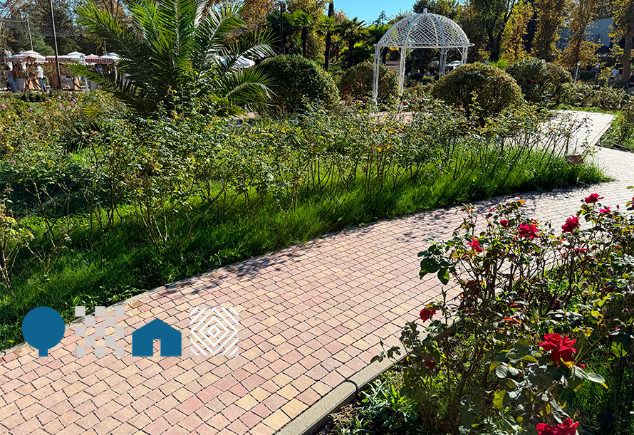 Разнообразие тротуарной плитки в городской среде Сочи