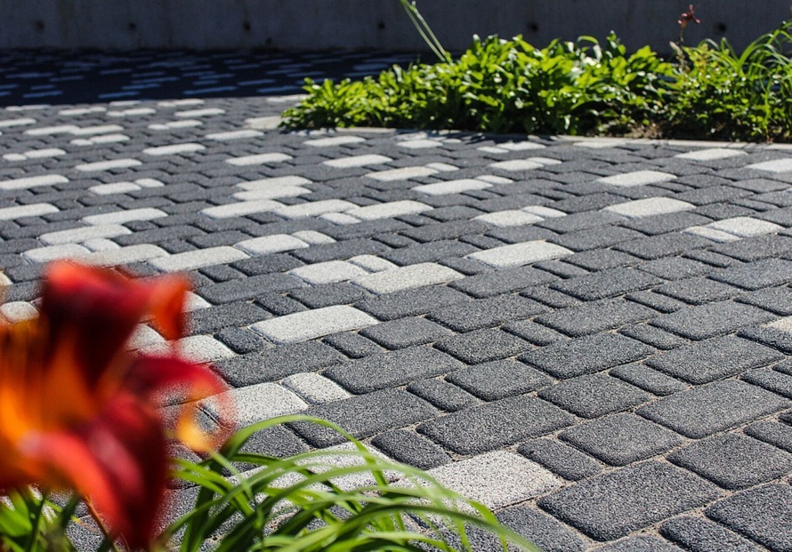 Многообразие расцветок и форматов бетонной тротуарной плитки