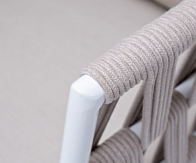 Диего кресло плетеное из роупа, основание дуб, каркас алюминий светло-серый (RAL7035) шагрень, роуп бежевый круглый, ткань бежевая 15052