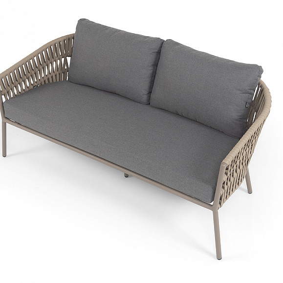 Комо диван 2-местный плетеный из роупа, каркас алюминий бежево-серый (RAL7006) муар, роуп серо-коричневый 23мм, ткань темно-серая 027 фото 4