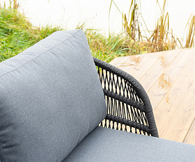 Позитано лежак плетеный из роупа, каркас алюминий темно-серый (RAL7024) муар, роуп темно-серый круглый, ткань темно-серая 027