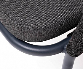 Стул Марсель 4SIS плетеный из роупа, каркас алюминий темно-серый (RAL7024) муар, роуп темно-серый круглый, ткань темно-серая 27