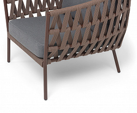 Диего кресло плетеное из роупа, каркас алюминий коричневый (RAL8016) муар, роуп коричневый круглый, ткань темно-серая 027