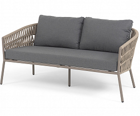Комо диван 2-местный плетеный из роупа, каркас алюминий бежево-серый (RAL7006) муар, роуп серо-коричневый 23мм, ткань темно-серая 027