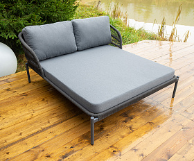 Позитано лежак плетеный из роупа, каркас алюминий темно-серый (RAL7024) муар, роуп темно-серый круглый, ткань темно-серая 027