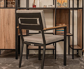 Обеденное кресло Oscar Royal Family из алюминия с подлокотниками из тика